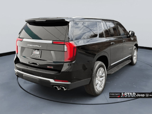 Used 2025 GMC Yukon XL Denali AWD/4WD image 5