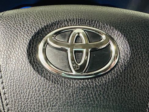 Used 2018 Toyota Highlander XLE w/ Carpet Mat Package (TMS) image 17