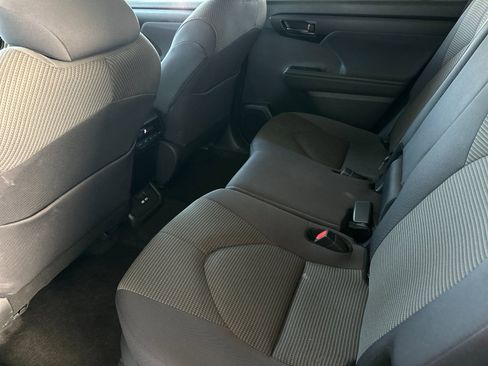 Used 2025 Toyota Highlander LE FWD image 11