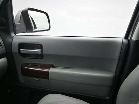 Used 2017 Toyota Sequoia Platinum AWD/4WD image 18