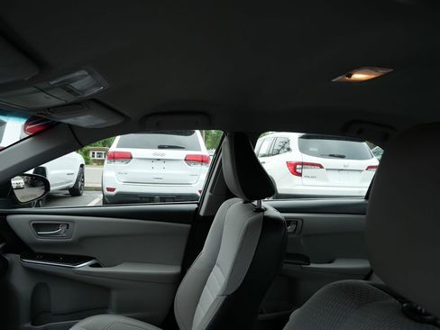 Used 2017 Toyota Camry SE FWD image 11