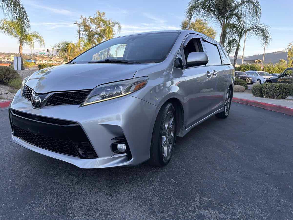 Used 2018 Toyota Sienna SE FWD image 2
