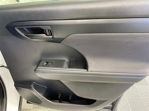 Used 2023 Toyota Highlander L image 24