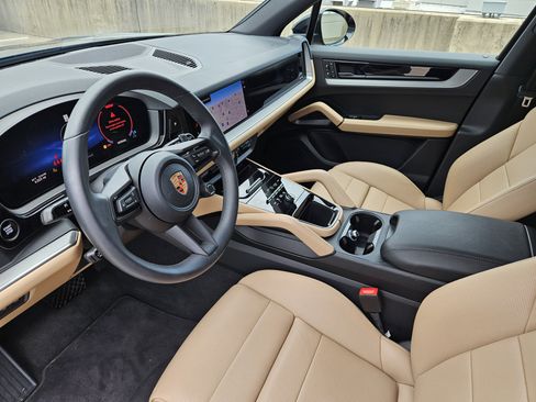 Certified 2026 Porsche Cayenne AWD/4WD image 4
