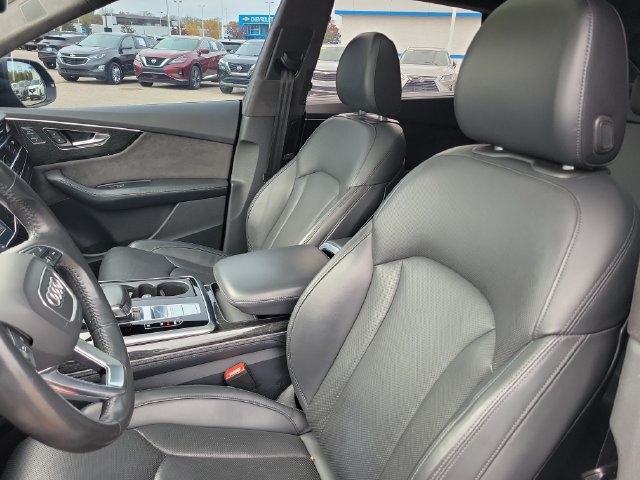 Used 2019 Audi Q8 Prestige w/ Luxury Package AWD/4WD image 5