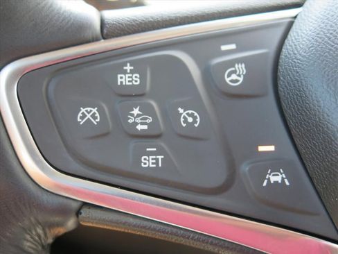 Used 2018 Chevrolet Equinox Premier FWD image 13
