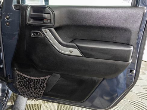 Used 2016 Jeep Wrangler Unlimited Rubicon w/ Connectivity Group image 43