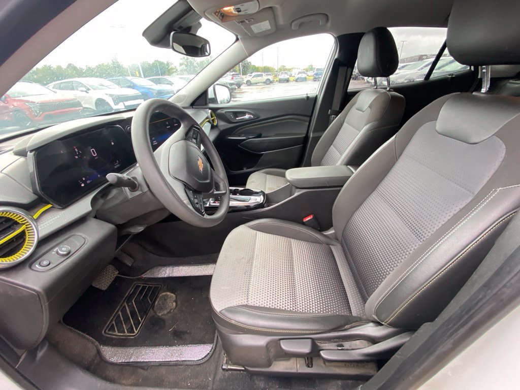 Used 2025 Chevrolet Trax LT FWD image 11