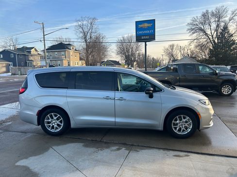 Used 2024 Chrysler Pacifica Touring-L image 5