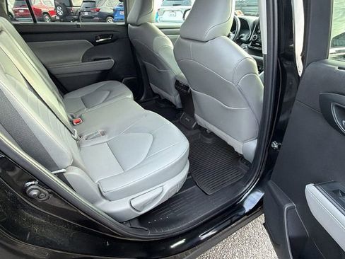 Used 2022 Toyota Highlander XLE image 18