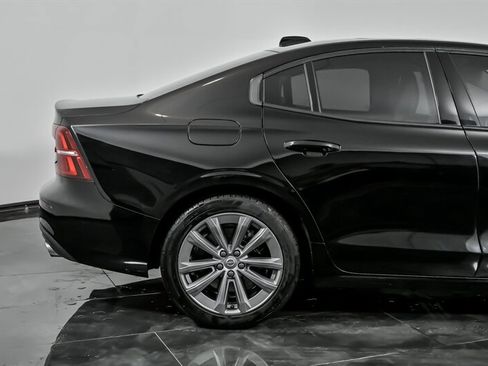 Used 2021 Volvo S60 T6 Momentum w/ Premium Package image 11