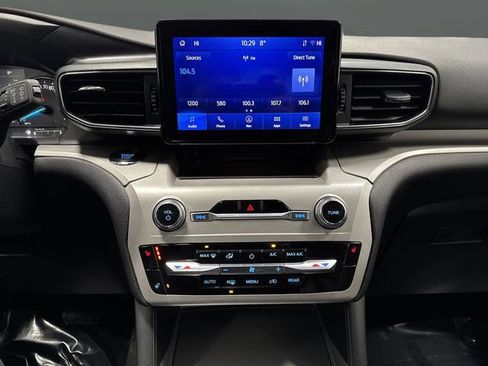 Used 2023 Ford Explorer XLT image 9