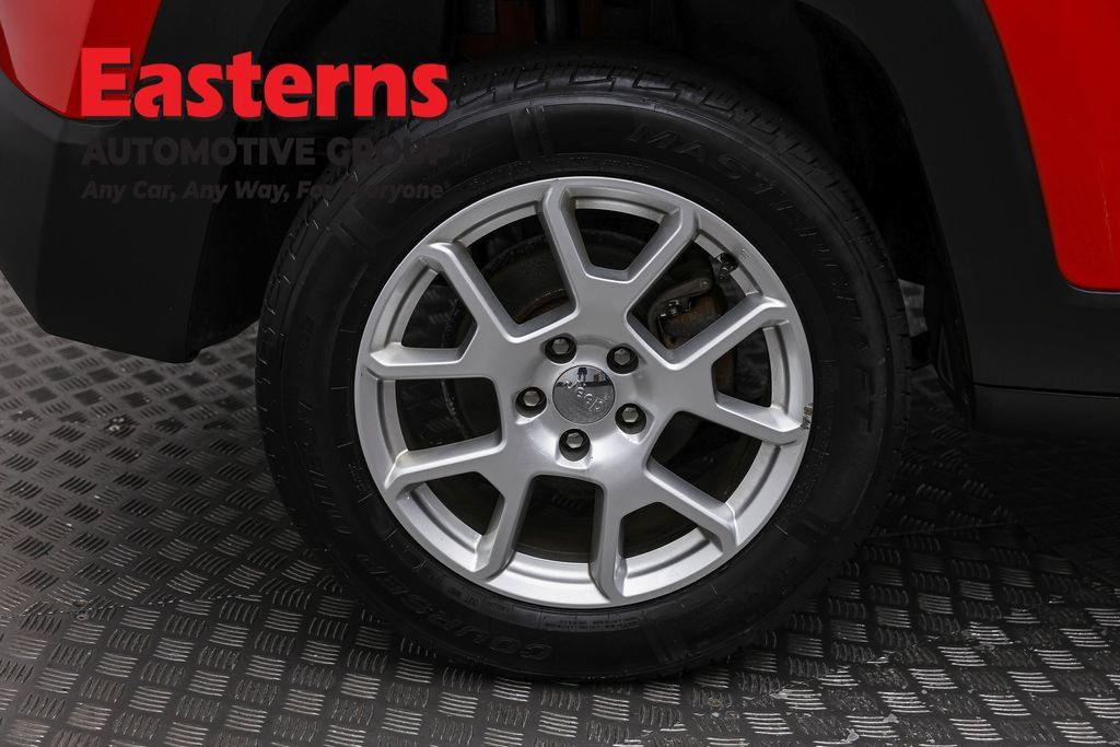 Used 2021 Jeep Renegade Latitude AWD/4WD image 32