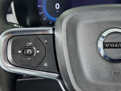 Used 2025 Volvo XC40 B5 Core image 13