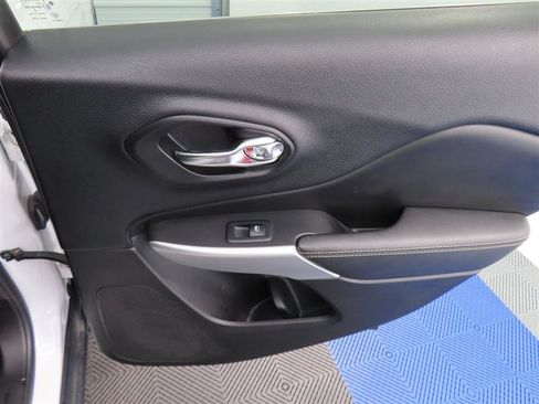 Used 2018 Jeep Cherokee Latitude Plus w/ Comfort/Convenience Group FWD image 31