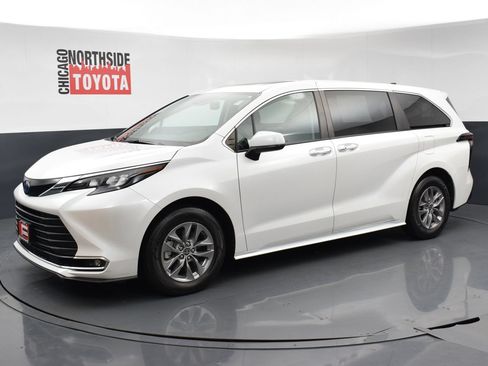 Used 2024 Toyota Sienna XLE FWD image 8