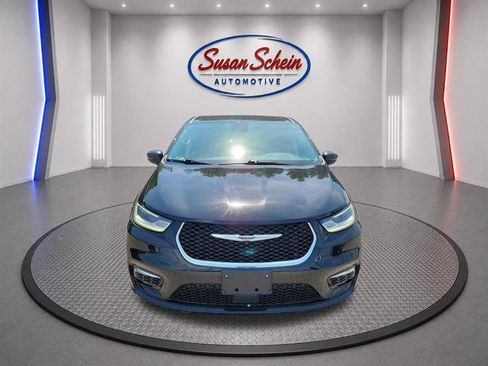 Used 2024 Chrysler Pacifica Limited FWD image 2