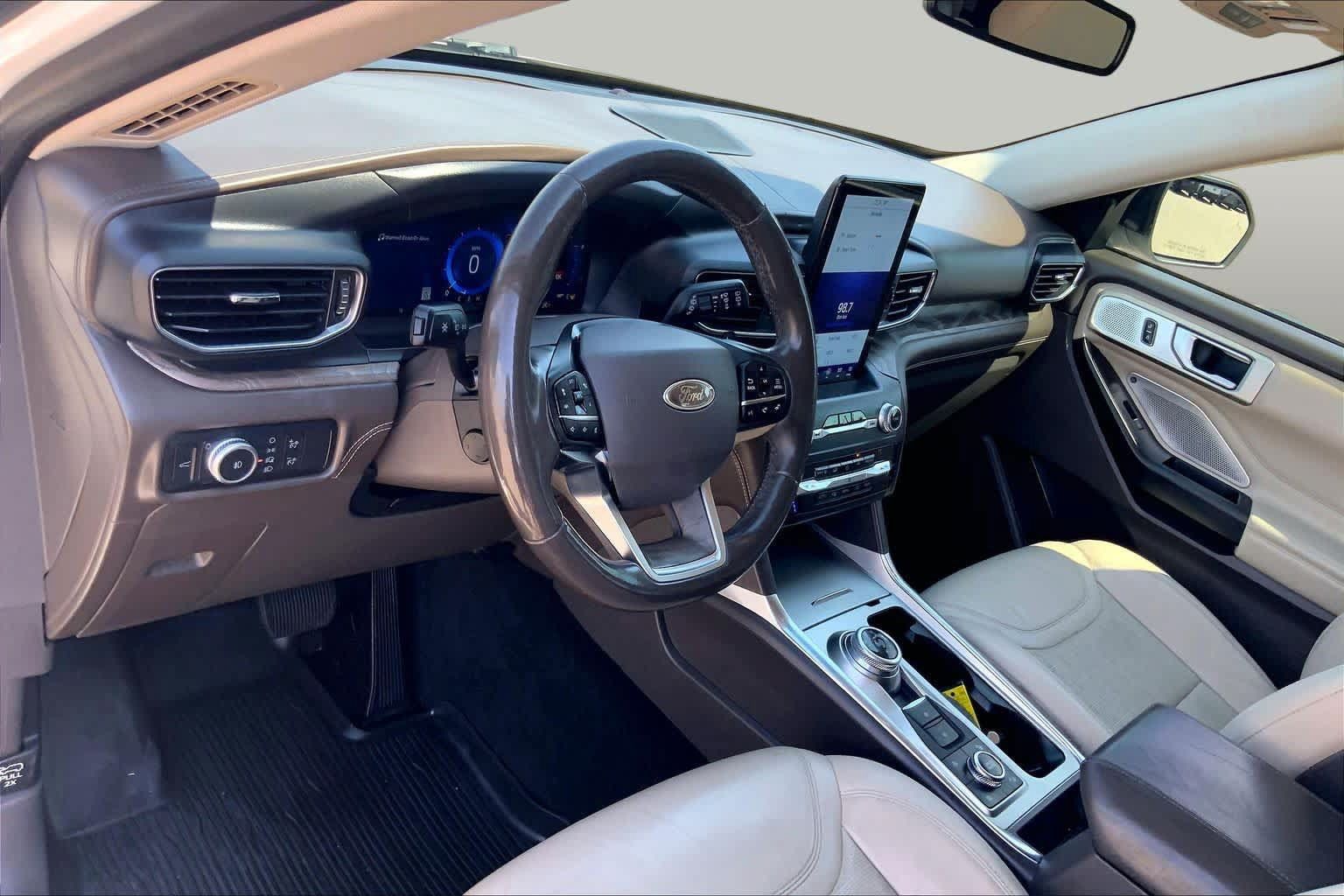 Used 2020 Ford Explorer Platinum w/ Premium Technology Package AWD/4WD image 18