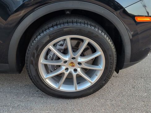 Used 2021 Porsche Cayenne w/ Premium Package image 16