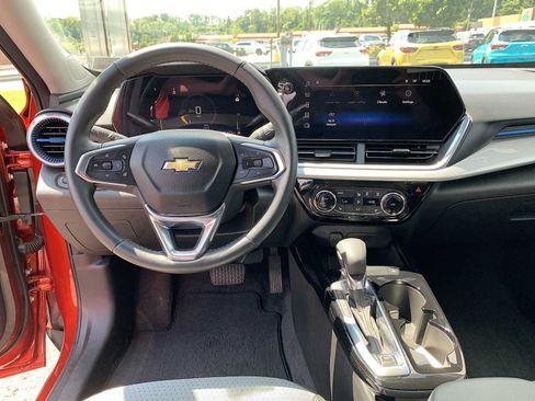 Certified 2024 Chevrolet Trax LT w/ LT Convenience Package FWD image 19