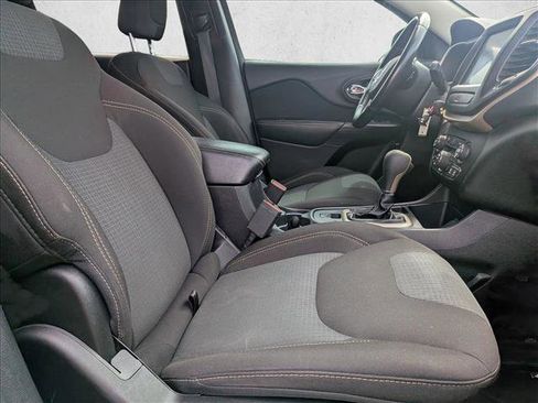 Used 2017 Jeep Cherokee Latitude FWD image 14