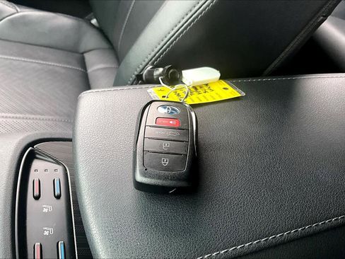 Used 2021 Toyota Venza Limited image 14