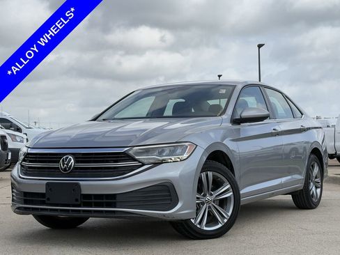 Used 2023 Volkswagen Jetta SE image 2