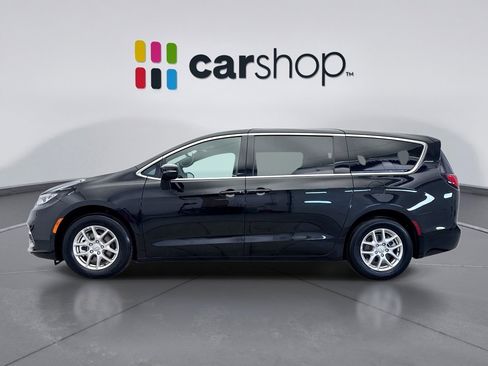 Used 2025 Chrysler Pacifica Select image 2