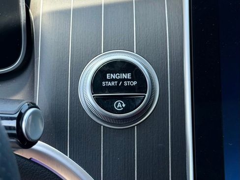 Used 2025 Mercedes-Benz GLC 300 4MATIC image 26