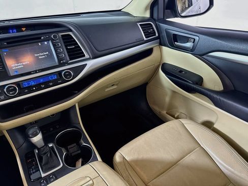 Used 2014 Toyota Highlander XLE AWD/4WD image 24