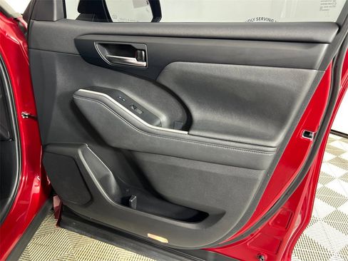 Used 2023 Toyota Highlander XLE image 15