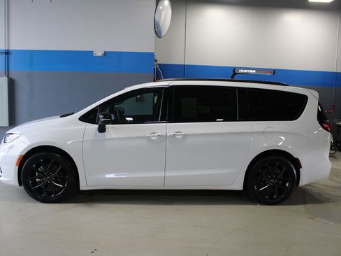 Used 2025 Chrysler Pacifica Limited FWD image 16
