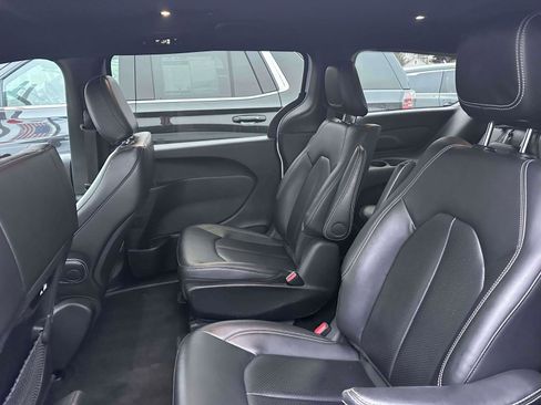 Used 2024 Chrysler Pacifica Limited image 9