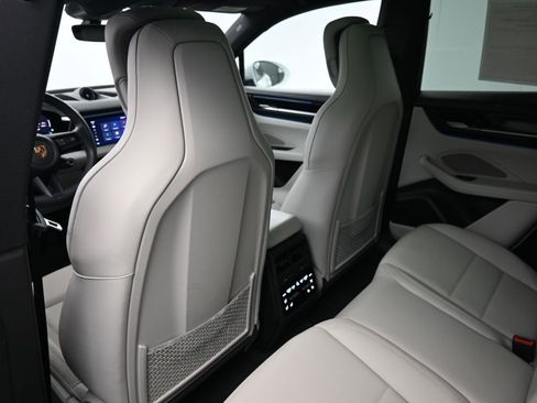 Certified 2025 Porsche Macan Electric image 8