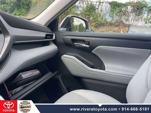 Used 2023 Toyota Highlander XLE AWD/4WD image 31