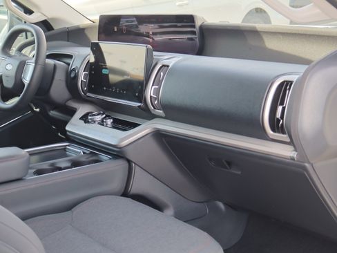 Used 2025 Ford Expedition Active image 39