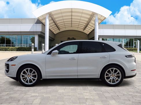 Used 2024 Porsche Cayenne image 3