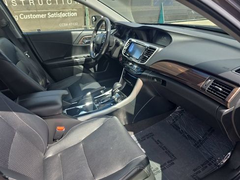 Used 2017 Honda Accord Touring image 10