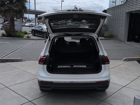 Used 2023 Volkswagen Tiguan SE w/ Panoramic Sunroof Package image 16