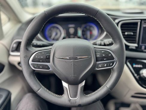 Used 2022 Chrysler Pacifica Touring-L image 6