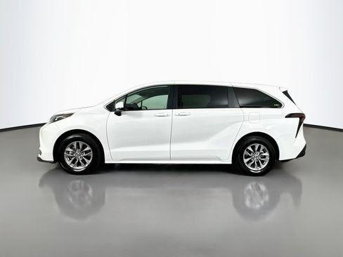 Certified 2025 Toyota Sienna LE FWD image 4