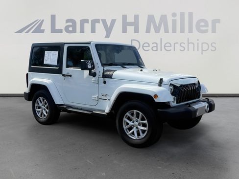 Used 2017 Jeep Wrangler Sahara w/ Connectivity Group image 8