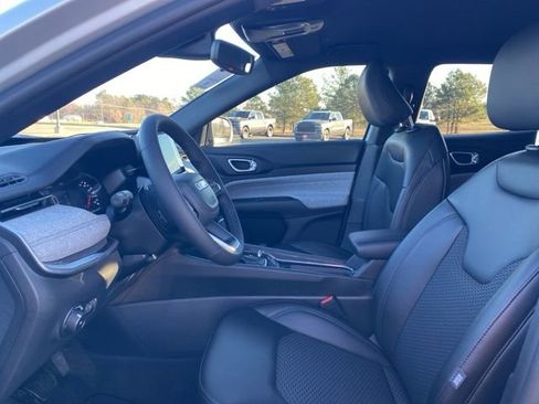New 2026 Jeep Compass Latitude image 11
