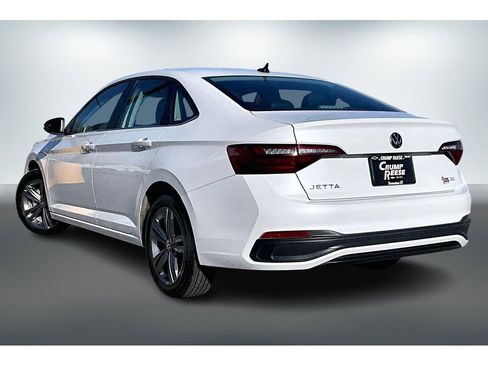 Used 2023 Volkswagen Jetta SE image 4