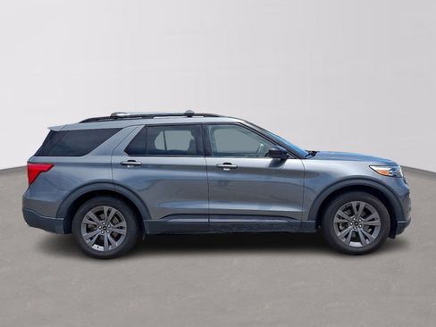 Certified 2022 Ford Explorer XLT w/ Equipment Group 202A RWD image 7