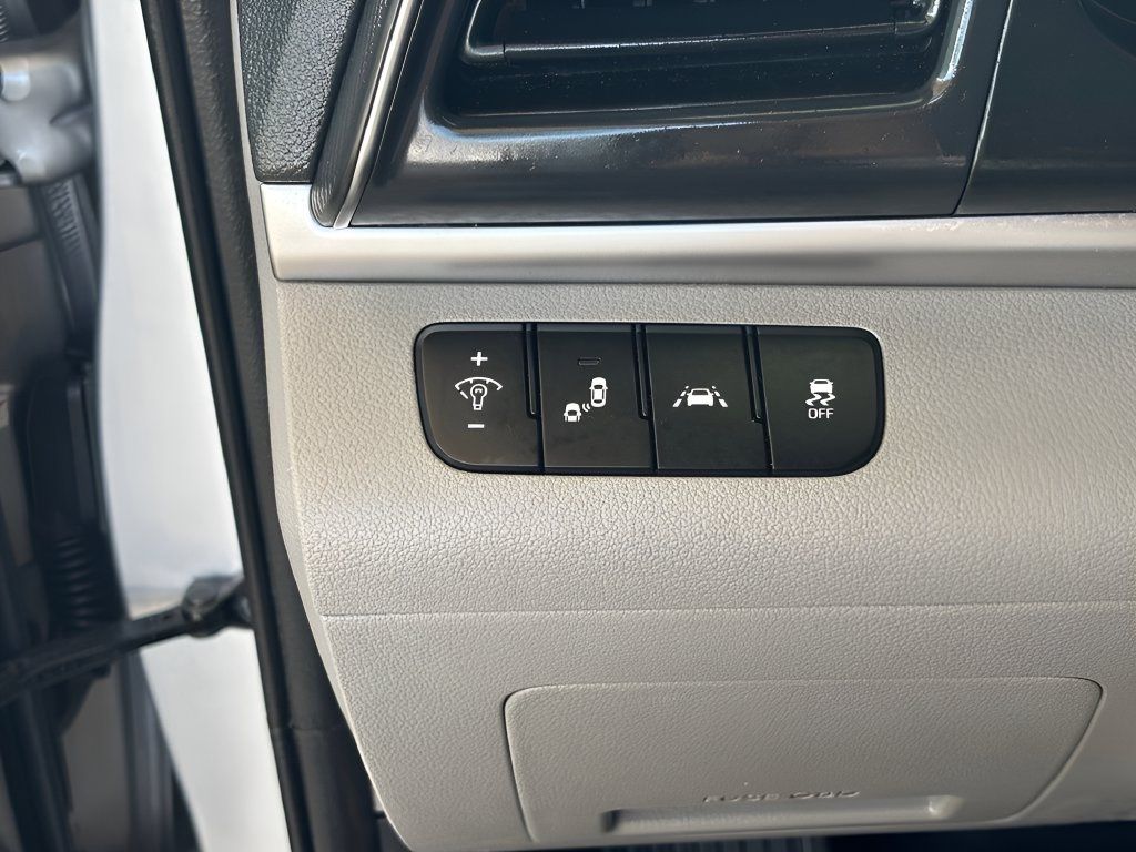 Used 2020 Hyundai Elantra SEL FWD image 25