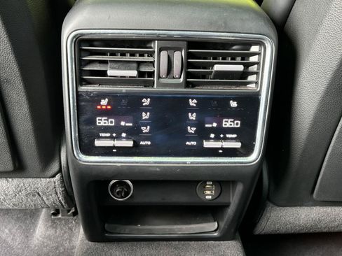 Used 2019 Porsche Cayenne w/ Premium Plus Package AWD/4WD image 33
