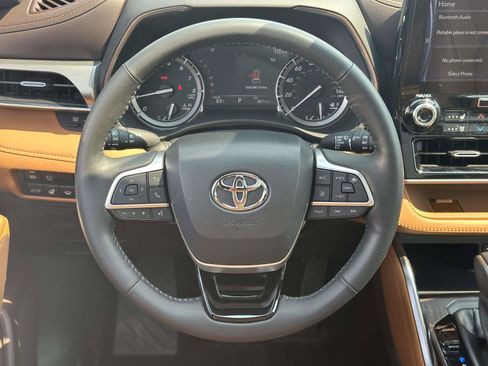 Used 2022 Toyota Highlander Platinum AWD/4WD image 16