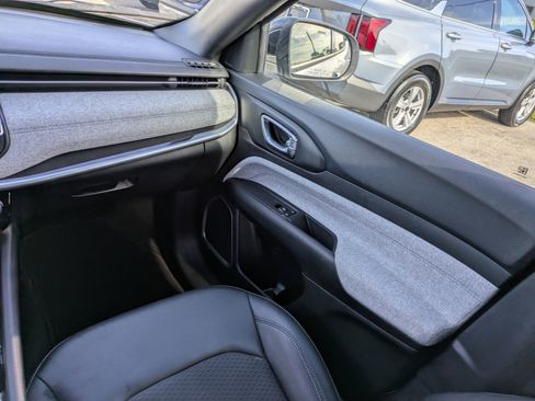 Used 2024 Jeep Compass Latitude image 14