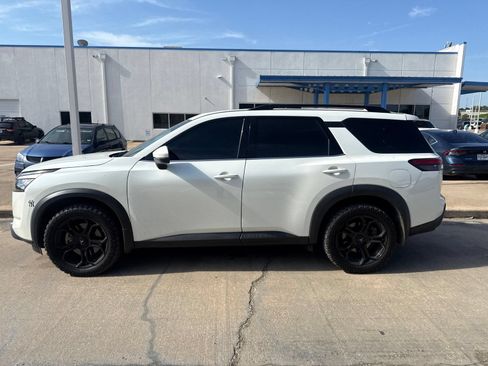 Used 2024 Nissan Pathfinder SV w/ SV Premium Package FWD image 4